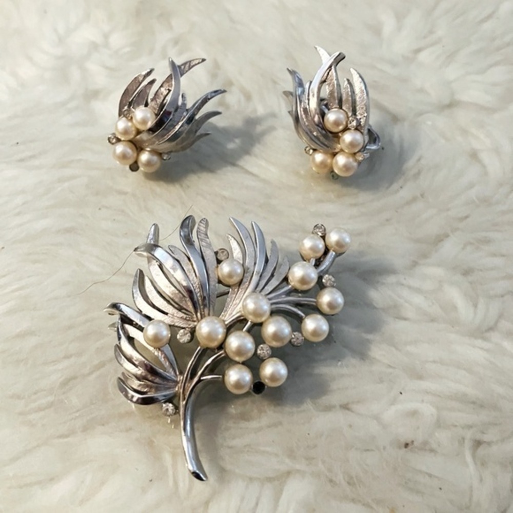 Vintage Trifari Crown Silver Tone & Faux Pearl Brooch & Earring Set